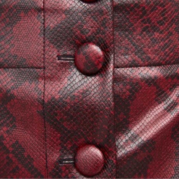 ZARA FAUX LEATHER ANIMAL PRINT MINI SKIRT
Burgundy - Picture 2 of 5